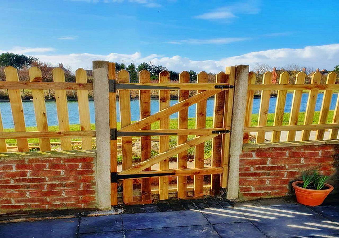 Romantic Lakeside Cottage By The Beach! With Super Cosy Log Burner! The Perfect Escape To Your Home From Home By The Sea! So Relaxing - You Won'T Want To Leave! Pet Friendly! Mablethorpe Exterior foto