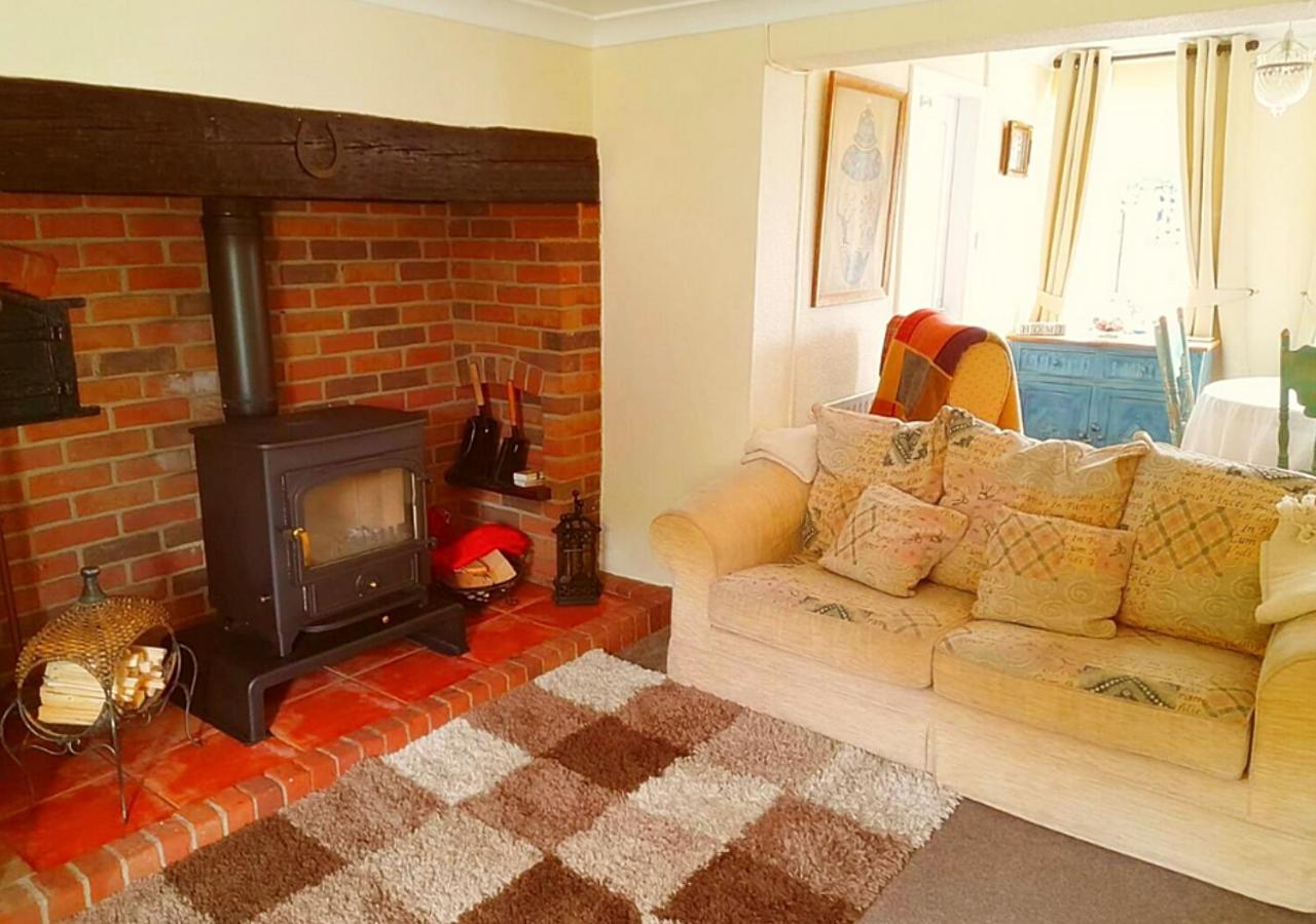 Romantic Lakeside Cottage By The Beach! With Super Cosy Log Burner! The Perfect Escape To Your Home From Home By The Sea! So Relaxing - You Won'T Want To Leave! Pet Friendly! Mablethorpe Exterior foto