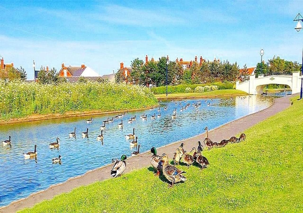 Romantic Lakeside Cottage By The Beach! With Super Cosy Log Burner! The Perfect Escape To Your Home From Home By The Sea! So Relaxing - You Won'T Want To Leave! Pet Friendly! Mablethorpe Exterior foto