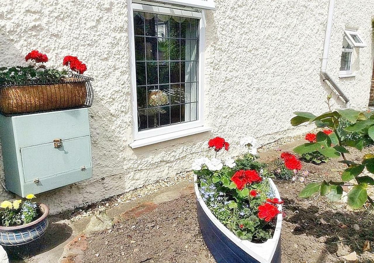 Romantic Lakeside Cottage By The Beach! With Super Cosy Log Burner! The Perfect Escape To Your Home From Home By The Sea! So Relaxing - You Won'T Want To Leave! Pet Friendly! Mablethorpe Exterior foto